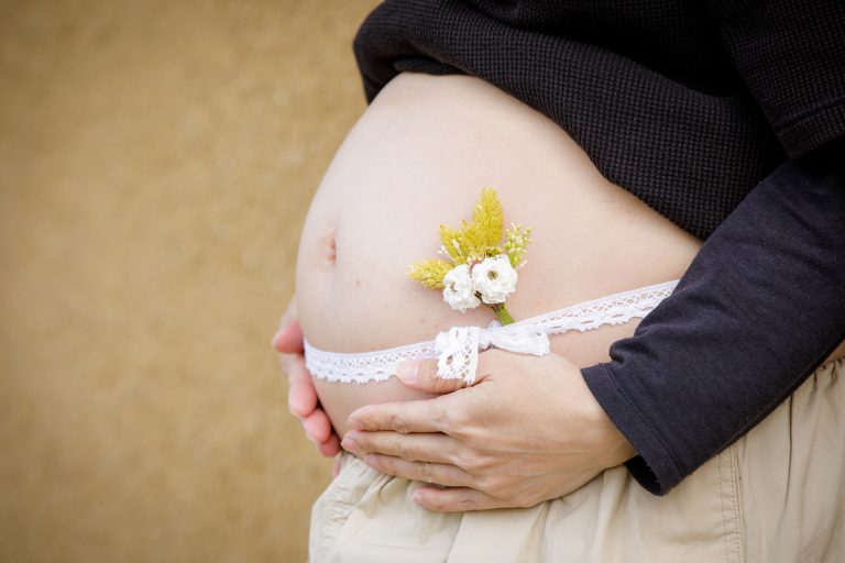 Schwangere mit Blume